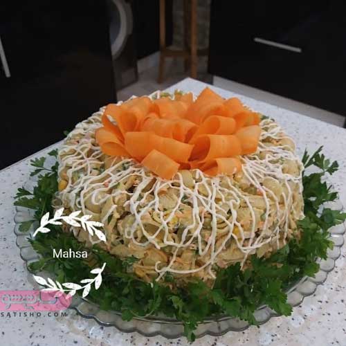 عکس از تزیین سالاد ماکارونی به شکل کیک