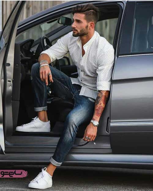 عکس از لباس مردانه عربی با کفش اسپرت سفید