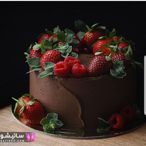 تزیین کیک عروس شکلاتی با توت فرنگی