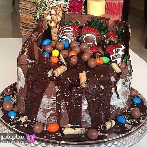 کیک تولد شکلاتی خیس تزیین شده با اسمارتیز