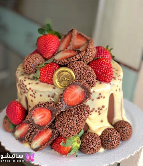 کیک تولد شکلاتی خانگی تزیین شده با توت فرنگی
