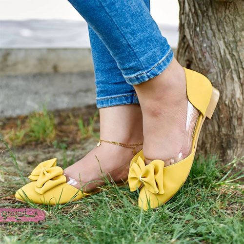 عکس کفش کالج و شیشه ای رنگ زرد