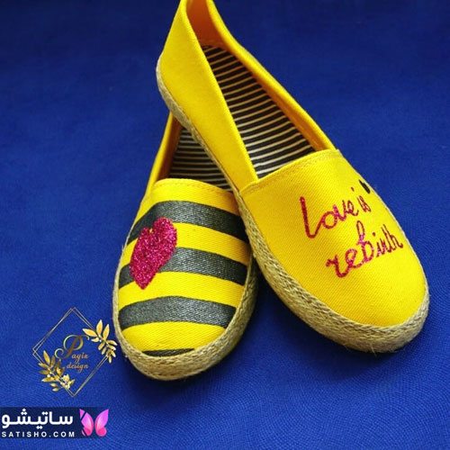 طراحی و نقاشی روی کفش پارچه ای زرد رنگ