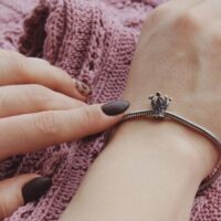 چه نوع دستبندی مناسب مچ لاغر است؟
